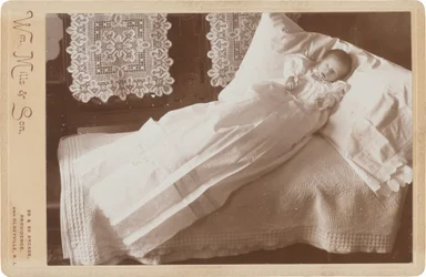 Baby i seng etter døden, 1880- og 1890-tallet (foto)