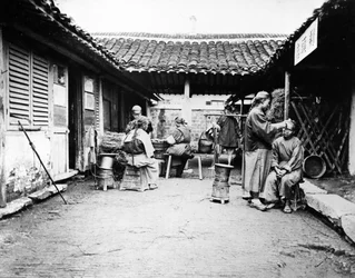 Omreisende barberere på et landsted, Kina, ca. 1875