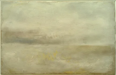 Stille hav med fjerne grå skyer(?)