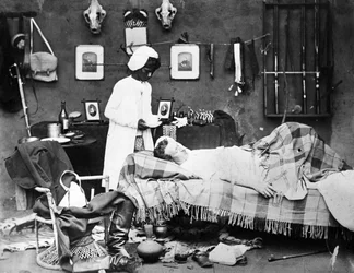 Gutt bringer tidlig morgente til sin herre, India, ca. 1870-tallet