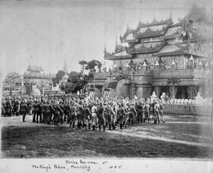 ?Gudstjeneste ved Kongens palass, Mandalay, 1885?.