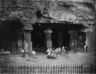 India: piknik ved inngangen til Elephanta-hulene nær Bombay, 1870-tallet