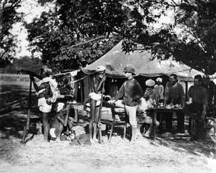Innfødte Shikaries bringer nyheter om en tiger, ca. 1870-tallet