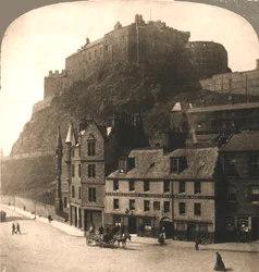 Edinburgh Castle fra Grasmarket, Skottland.