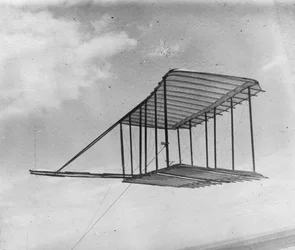 Utsikt over seilfly som flyr som en drage, 1900