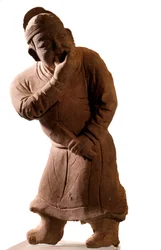 Kinesisk kunst: statuett av terrakotta som representerer en "whistler"-skuespiller. Fra Tsiao Tsouo, Honan. Yuan-dynastiet (1271–1368 e.Kr.).