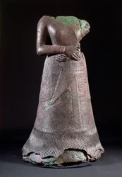 00332 Statue av dronning Napirasu, hustru til Untash-Napirisha, en elamittisk konge fra 1100-tallet f.Kr., funnet i Susa, Iran, ca. 1250 f.Kr.