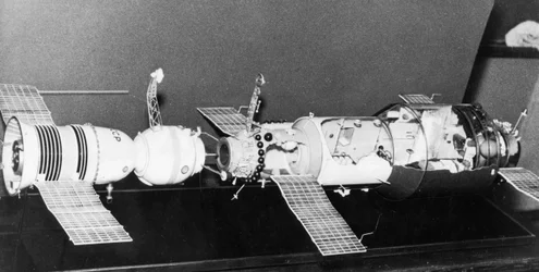 En modell av Soyuz 11 forankret med romstasjonen Salyut 1