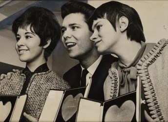 'Cliff Richard (født i 1940), Rita Tushingham (født i 1942) og Helen Shapiro (født i 1946)'