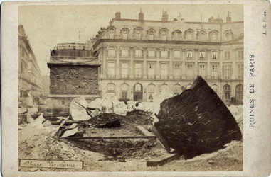Commune of Paris (1871): ruiner på Place Vendome i Paris. Fotografi 1871. Størrelse 16,5x10,8 cm