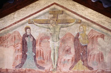Freskomaleri med korsfestelse i tympanum til St Anthony-kirken, Romeno, Trentino-Alto Adige, Italia