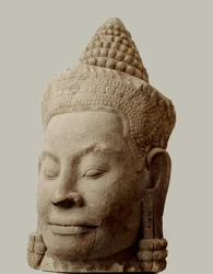 Hodet til en demon på broen som fører til Sørporten, Angkor Thom, Nasjonalmuseet, Phnom Penh