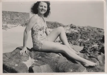 Feriegjest iført rynket badedrakt, slutten av 1940-årene