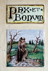 Pax et Bonum : Latinsk motto og hilsen spredt blant fransiskanere og i katolisiteten. Monterosso al Mare. Italia.