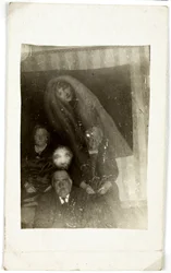 Paranormalt fenomen: portrett av tre gamle mennesker, ånden til en kvinne som dukker opp bak dem, ca 1920 Fotografi av William Hope (1863-1933)