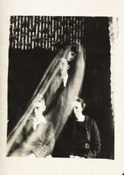 Paranormalt fenomen: portrett av en kvinne og to menn, og ånden til en kvinne som dukker opp bak dem, ca 1920 Fotografi av William Hope (1863-1933)