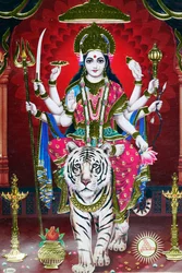 Bilde av den hinduistiske gudinnen Durga på en tiger.