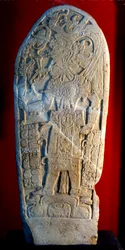 Stela 4 fra Machaquila, Peten, Guatemala, sen klassisk periode, 6. mai 820 e.Kr. (stein)