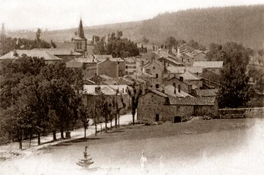 Landsbyen Saint-Bonnet-le-Froid, på begynnelsen av det tjuende århundre (postkort)