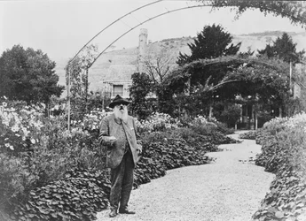 Claude Monet (1840-1926) i hagen hans i Giverny, 1925