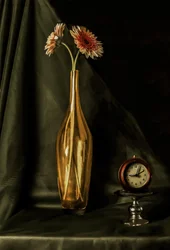 Stilleben med gylne gerberaer
